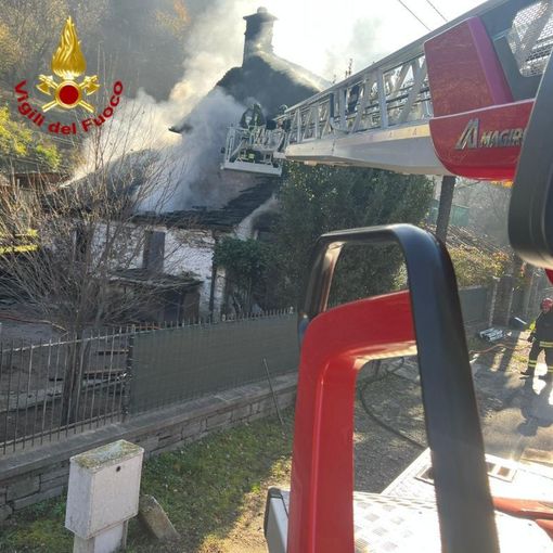 Vogogna, paura per l'incendio di una legnaia adiacente ad una casa