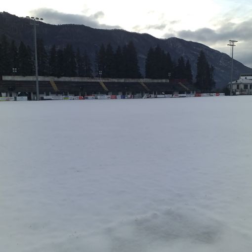 La neve e il giaccio fermano i campionati di calcio
