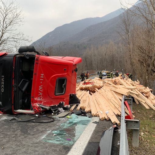 Tir carico di legna si ribalta a Piedimulera FOTO
