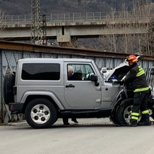 Jeep si schianta contro le barriere del ponte della Mizzoccola FOTO