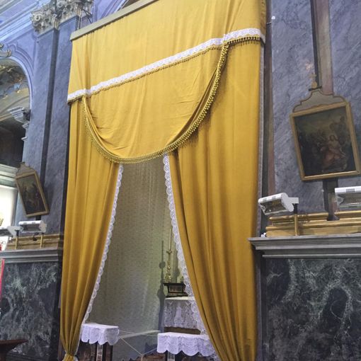 A Malesco parrocchiani &quot;acrobati&quot; per l'allestimento del Sepolcro