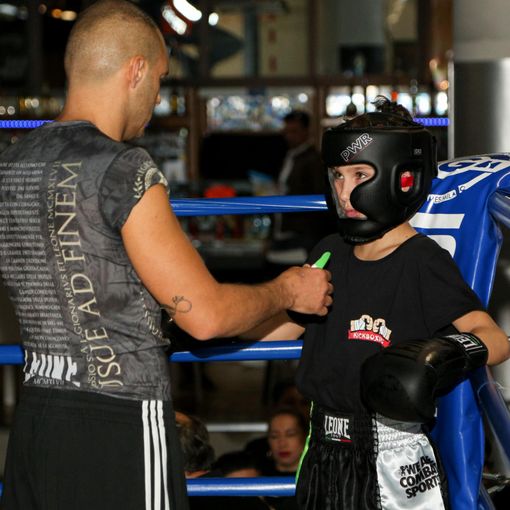 Elia Cosentino trionfa nuovamente nella kickboxing con un ko alla prima ripresa