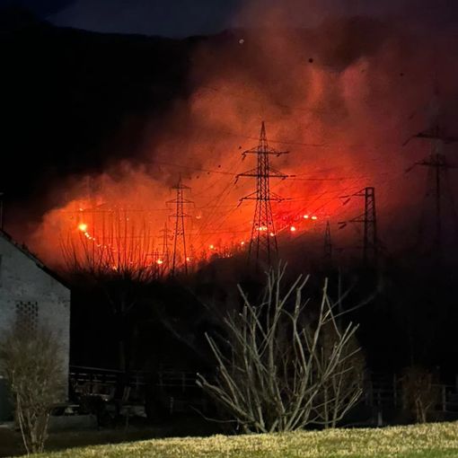 Montecrestese, l'incendio è stato domato. Il sindaco: &quot;Grazie a tutti&quot;