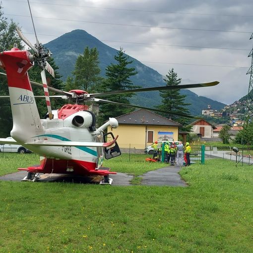 L''elicottero del 118 alla piazzola di Villa prima del sorvolo dell'area dove si trova il turista tedesco ferito L''elicottero del 118 alla piazzola di Villa prima del sorvolo dell'area dove si trova il turista tedesco ferito
