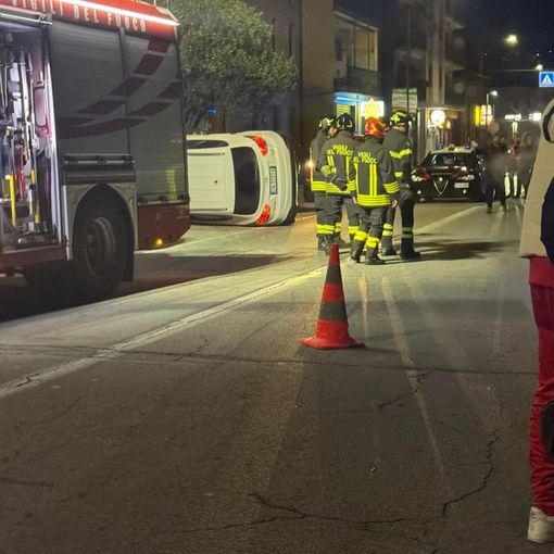 Auto si ribalta in via Sempione