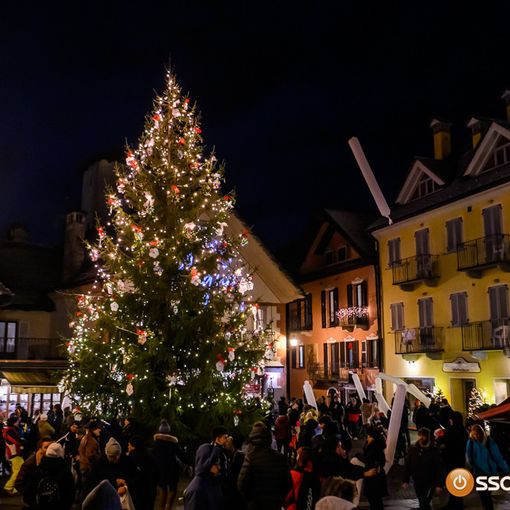 Santa Maria Maggiore gremita per l'accensione dell'albero di Natale FOTO