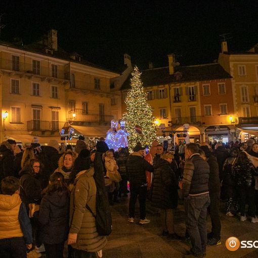 Conto alla rovescia per l'accensione dell'albero di Natale in piazza Mercato