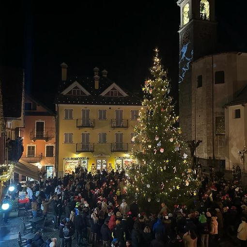 Bambini in festa a Santa Maria Maggiore per l'accensione dell'albero di Natale  FOTO e VIDEO