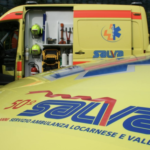 Auto si scontra con un camion e finisce nella scarpata: giovane di 24 anni grave in Canton Ticino