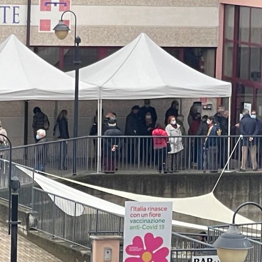 Tensioni all'hub vaccinale di Domodossola per i lungi tempi di attesa