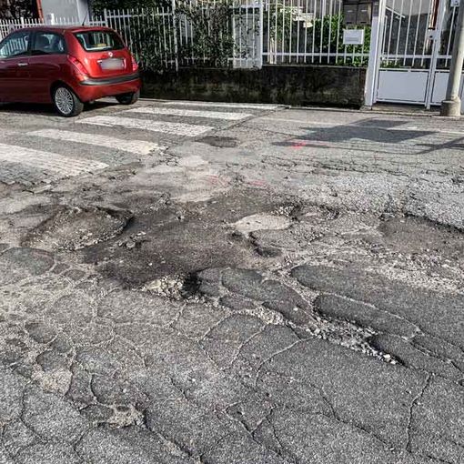 Buche nelle strade, segnalazioni dai residenti di via Ravenna a Domo  FOTO