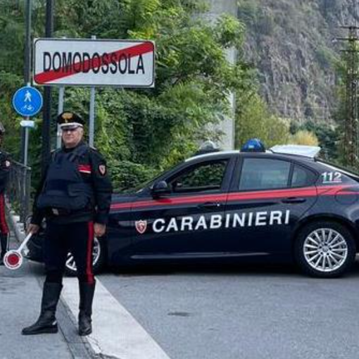 Si riprendono con lo smartphone mentre incendiano un capannone, denunciati due giovani