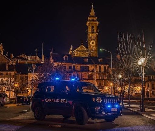 Lancia una pietra contro l’auto di una coppia svizzera, denunciato 55enne