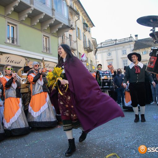 In piazza a Domo è festa con il comitato Pulenta e Sciriuii. Tantissima gente per la distribuzione di polenta e salamini FOTO