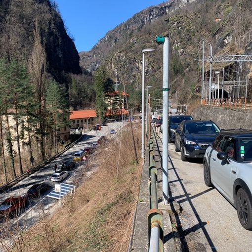 Ancora code lunghissime a Iselle, si attende l'ok per la riapertura della strada    FOTO e VIDEO