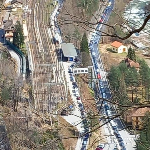 Code chilometriche sulla strada che porta ad Iselle