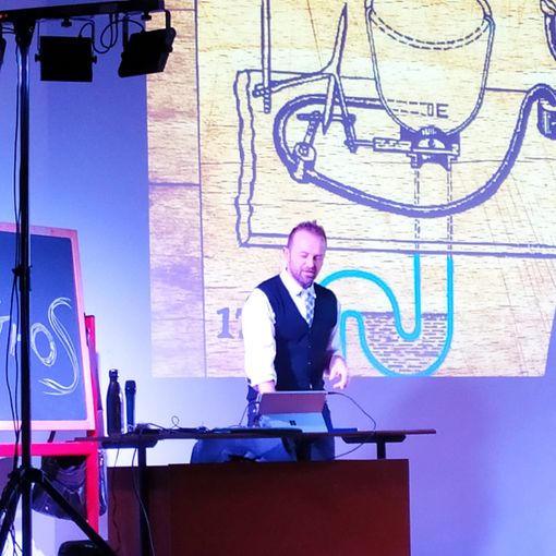 “Prof, posso andare in bagno?”, alle Floreanini lo spettacolo ironico e travolgente di Enrico Galliano VIDEO