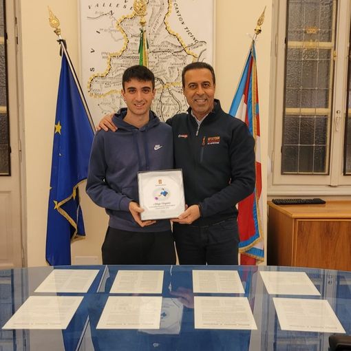 Il sindaco Pizzi ha premiato il giovane campione di bocce Dario Verganti
