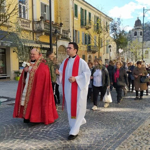 Domenica delle Palme, folla di fedeli per la processione e la benedizione dell'ulivo FOTO