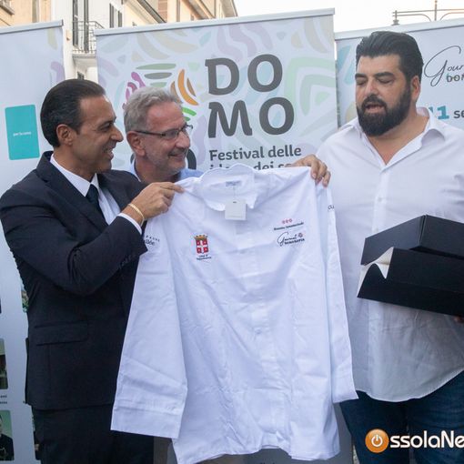 Tanta gente in via Rosmini per l’apertura di Domosofia con Cannavacciuolo    FOTO e VIDEO