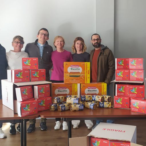 I dipendenti E.On donano colombe e generi alimentari alla Caritas domese