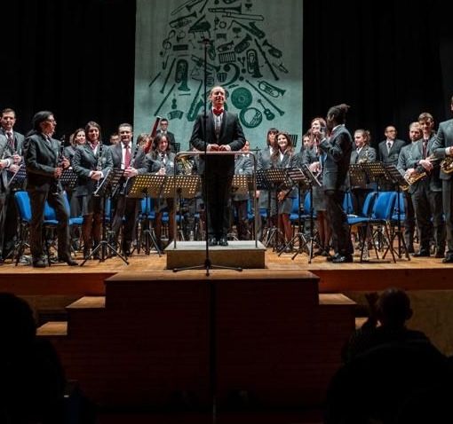 Foto: da sinistra il direttore della banda Riccardo Armari, il maestro Franco Cesarini e il presidente della Filarmonica, Daniele Gnoato