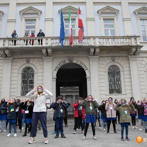 Alunni di elementari e medie domesi davanti al municipio per il flash mob contro la guerra FOTO E VIDEO