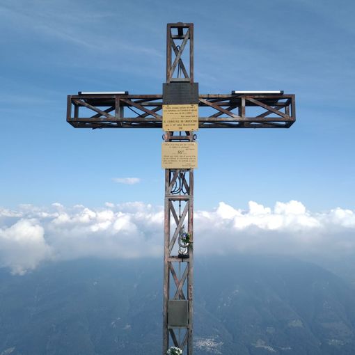 Illuminata la croce del Pizzo Ragno