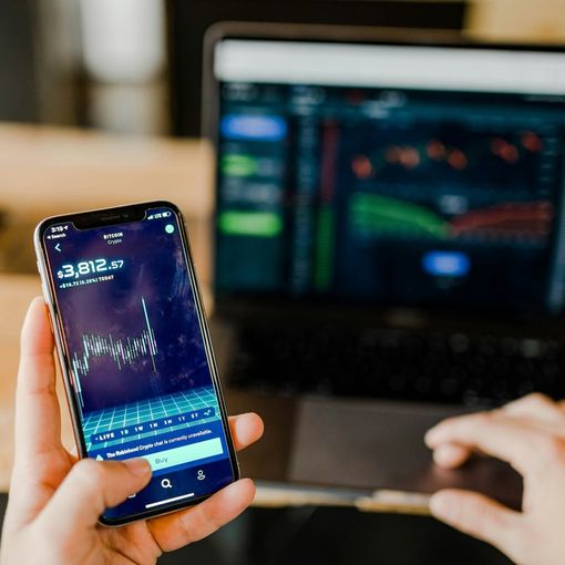Il Trading e la Situazione Attuale sui Titoli Nasdaq: Intel, Tesla, Apple e Amazon