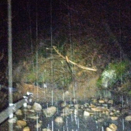 Maltempo, frana sulla strada comunale che sale a Monteossolano. Frazione isolata