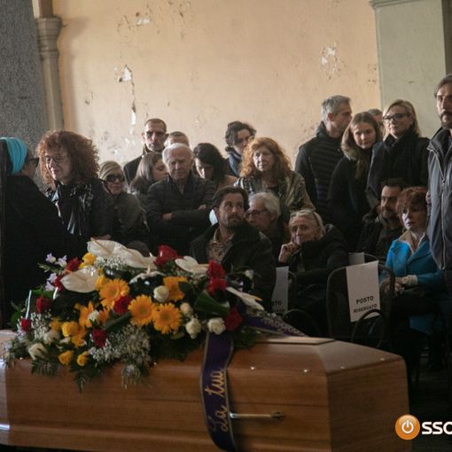 Tanta gente in piazza Mercato per l'ultimo saluto a Vic Vergeat