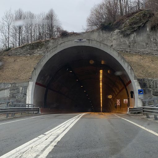 Nuove luci nella galleria Paiesco: senso unico alternato in orario notturno