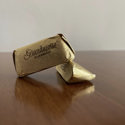 Gianduiotto tra arte e Carnevale: la storia della nascita del cioccolatino più amato dai piemontesi