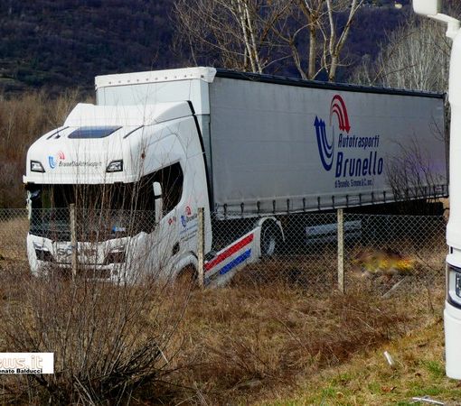 Tir fuori strada allo scalo ferroviario: morto l'autista