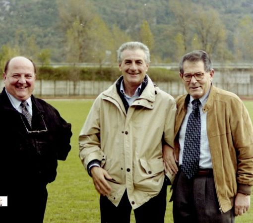 In una foto di tanti anni fa Alceste De Giuli (a destra) con l'allora presidente Piero Pangallo e con Angelo Pereni, ex giocatore del Villa
