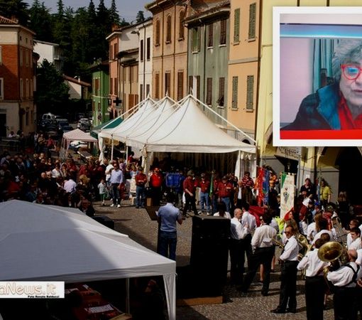 Uno scorcio della piazza di Mercato Saraceno, era maggio 2010. Nel riquadro il sindaco Morena Rossi