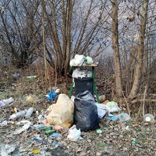 Sporcizia a Domo 2, ora i rifiuti abbandonati anche fuori