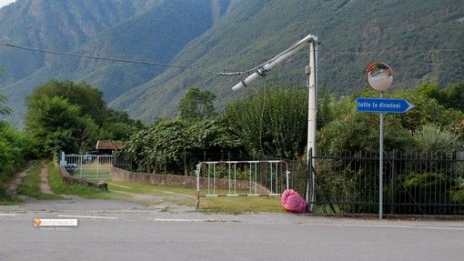 Sono quasi passati 6 mesi e il palo è ancora lì, pericolante
