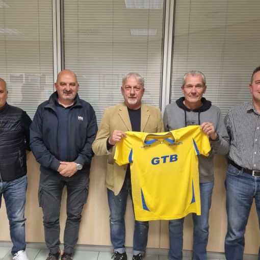 Poma e Fenoglietti con i dirigenti del Piedimulera (Foto tratta dal sito della società sportiva)