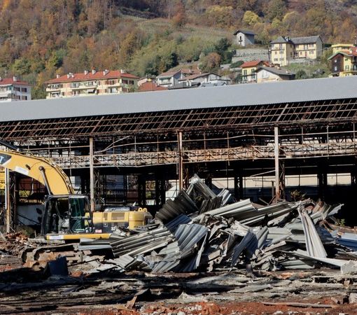 Foto: la demolizione in corso dei capannoni della Sisma