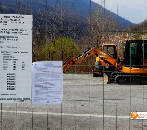 Si lavora per posare il vecchio sbozzatore del laminatoio