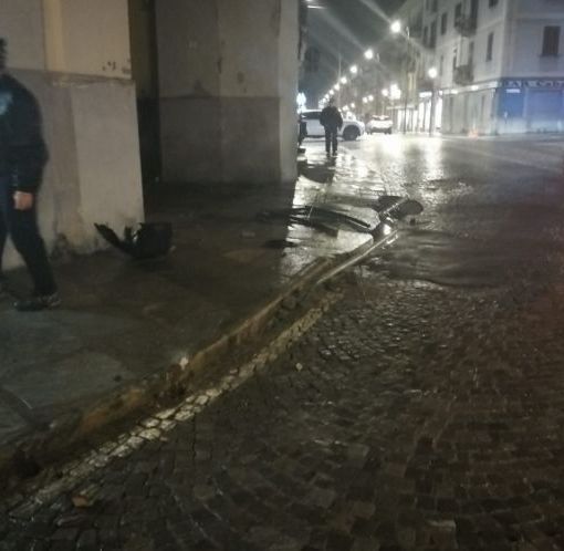 Auto pirata crea il panico in pieno centro a Domo