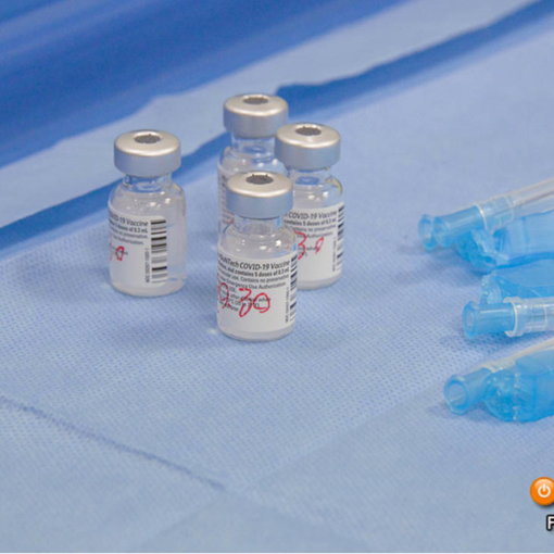 Covid, vaccini costanti e contagi diminuiscono