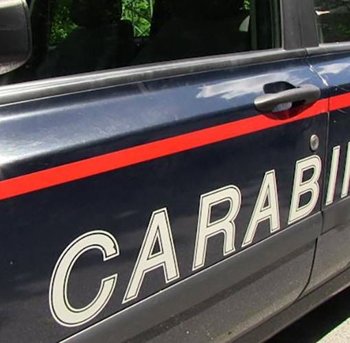 Fuggono dopo una lite in strada e abbandonano due coltelli, giovani denunciati