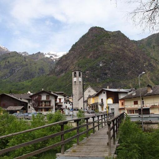 Antrona saluta il nuovo anno con una fiaccolata per le vie del paese