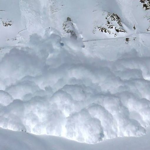 Vento e neve fresca: rischio valanghe marcato nelle zone di confine montane