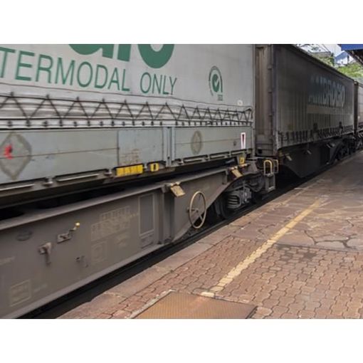 Sei autisti di tir senza green pass, il treno che li porta in Italia rimandato in Svizzera