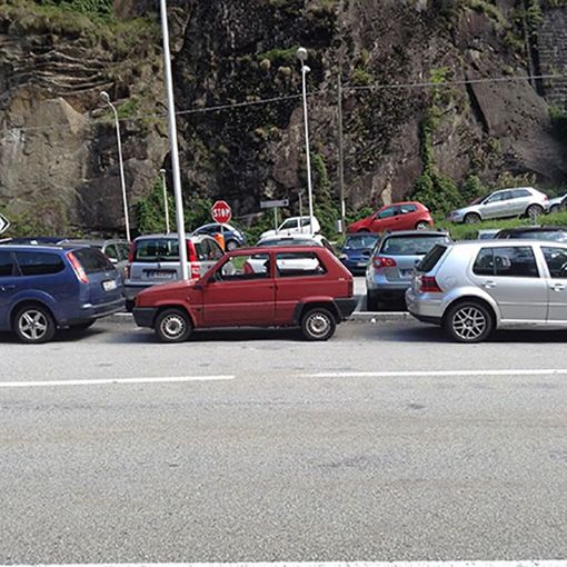 Parcheggio di Iselle: rischio sanzioni per i frontalieri che lasciano l'auto sulla strada
