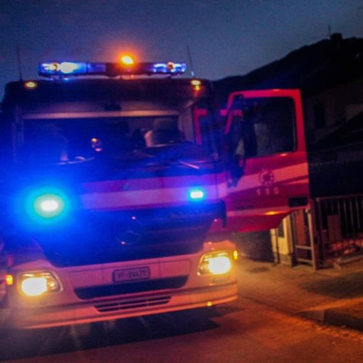 Tornano a casa e vedono del fumo uscire dall'abitazione, entrano per spegnere le fiamme e rimangono feriti