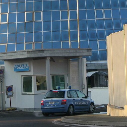 Donna svizzera in contromano sulla superstrada rischia un frontale con la polizia